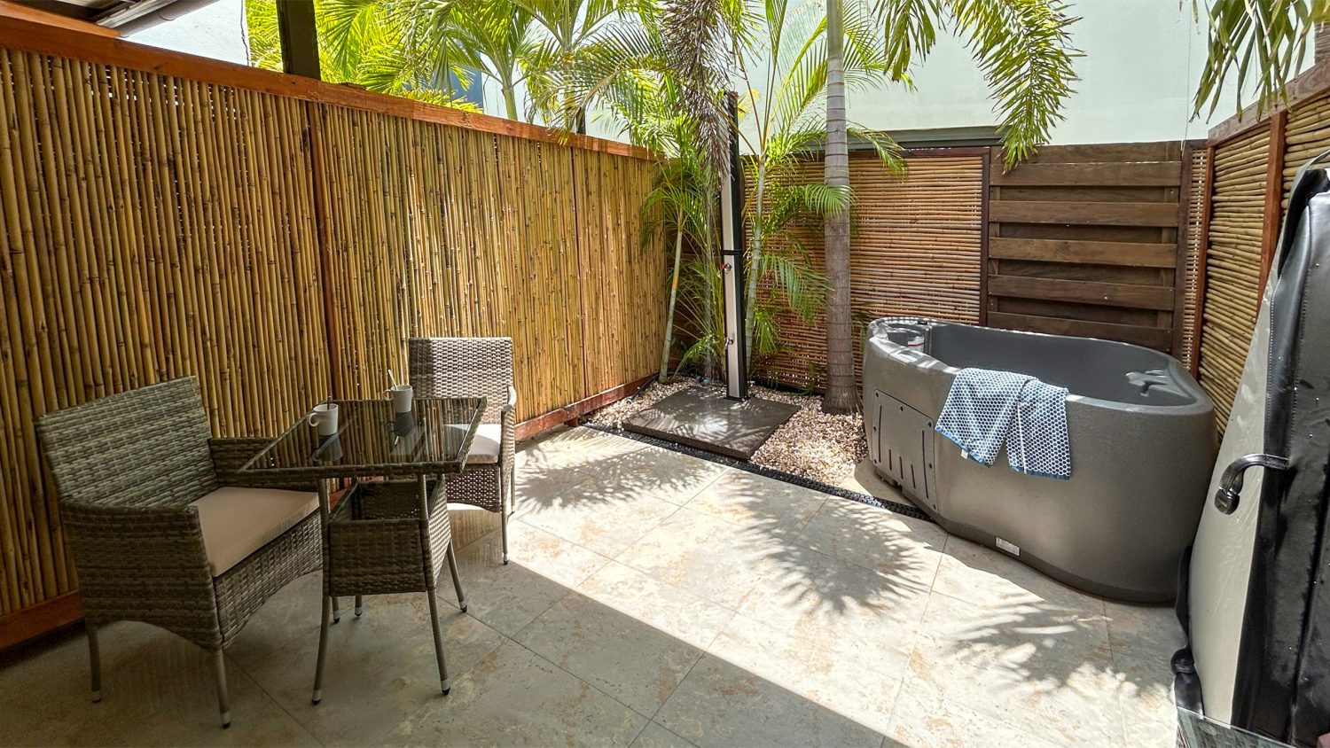 22_Studio_Jacuzzi_1_2560