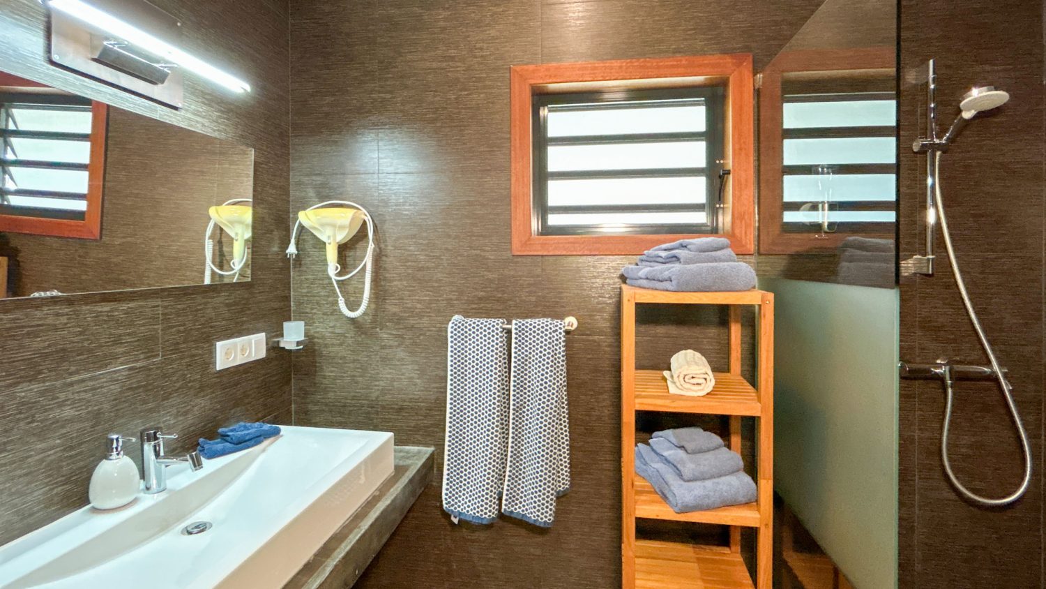 24_Api_Grandi_Bathroom_02_16-9
