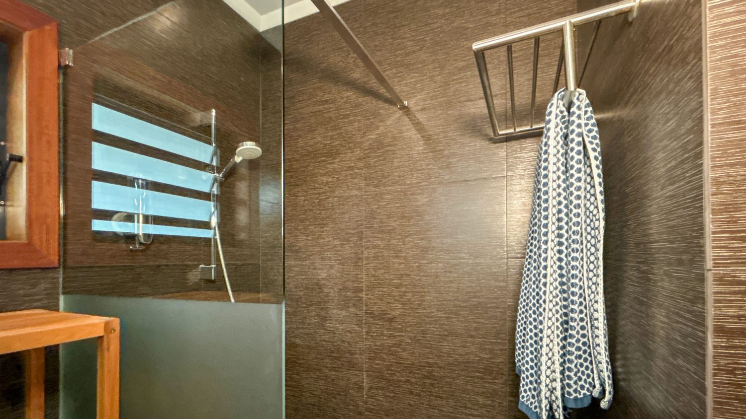 24_Api_Grandi_Bathroom_03_16-9